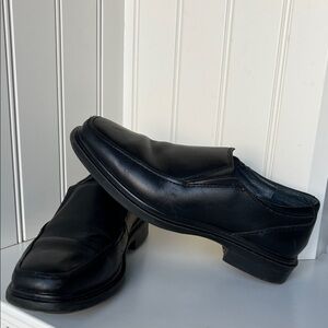 HUSH PUPPIES Black Leather Slip-On Loafers Size 7